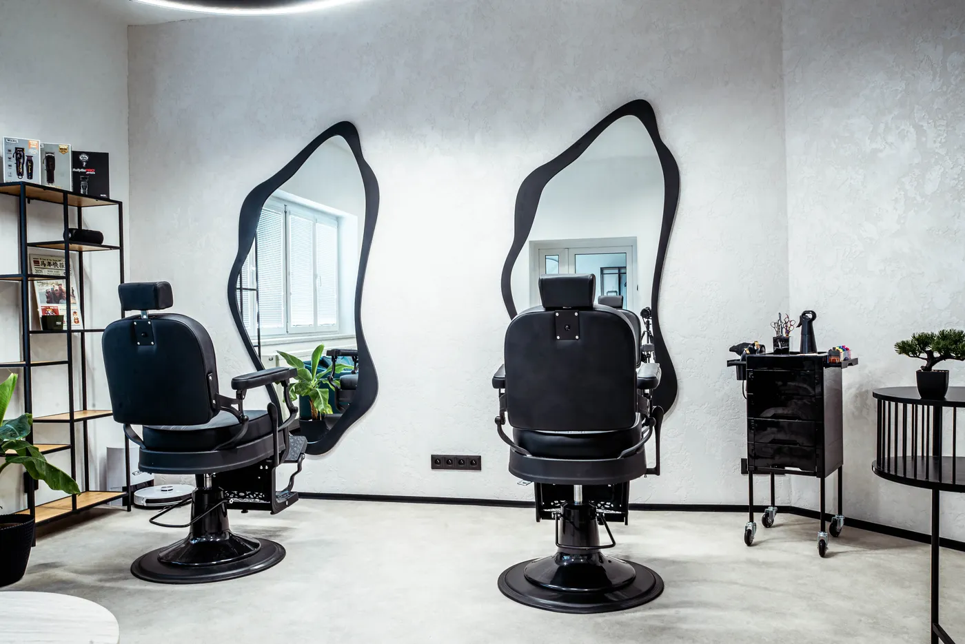 Barber křesla a organická zrcadla