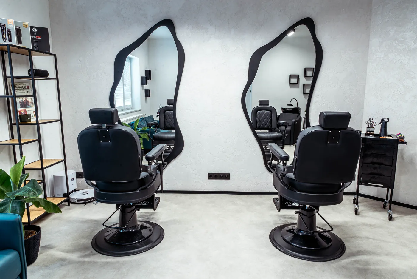 Dvě barber křesla před zrcadly