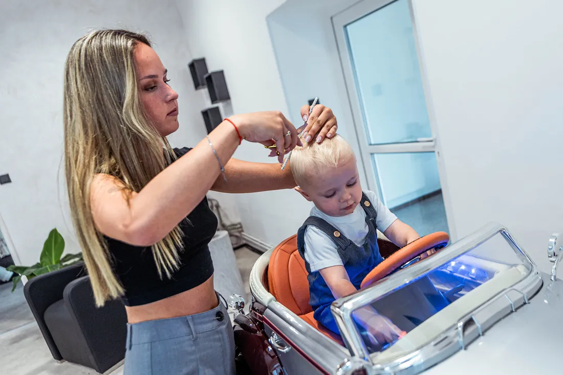 Dětský střih v autíčkovém barber křesle
